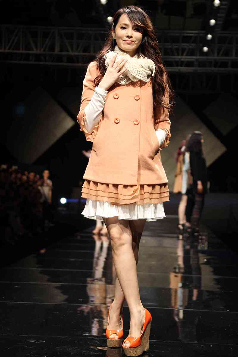 2012年6月27日,杭州,伊能静客串模特上台走秀 蛋糕裙配糖果鞋甜美优雅