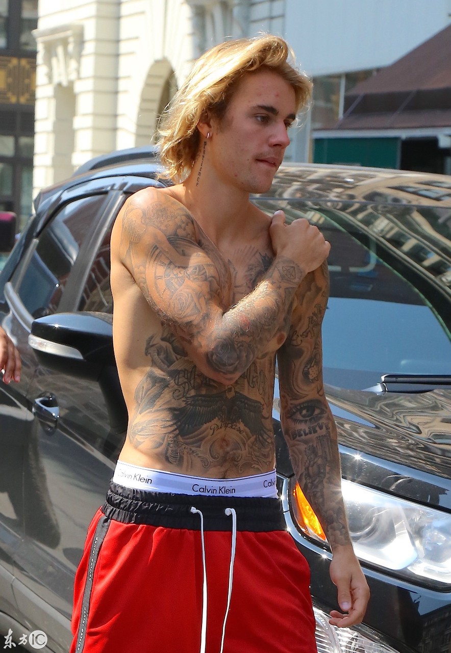 贾斯汀·比伯现身曼哈顿大街，化身“光身猪”，纹身是身体的亮点