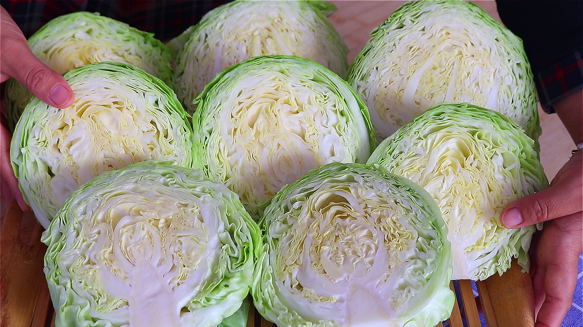 包菜又出新吃法,5斤包菜不炒不炖,上桌比肉还好吃,超下饭!