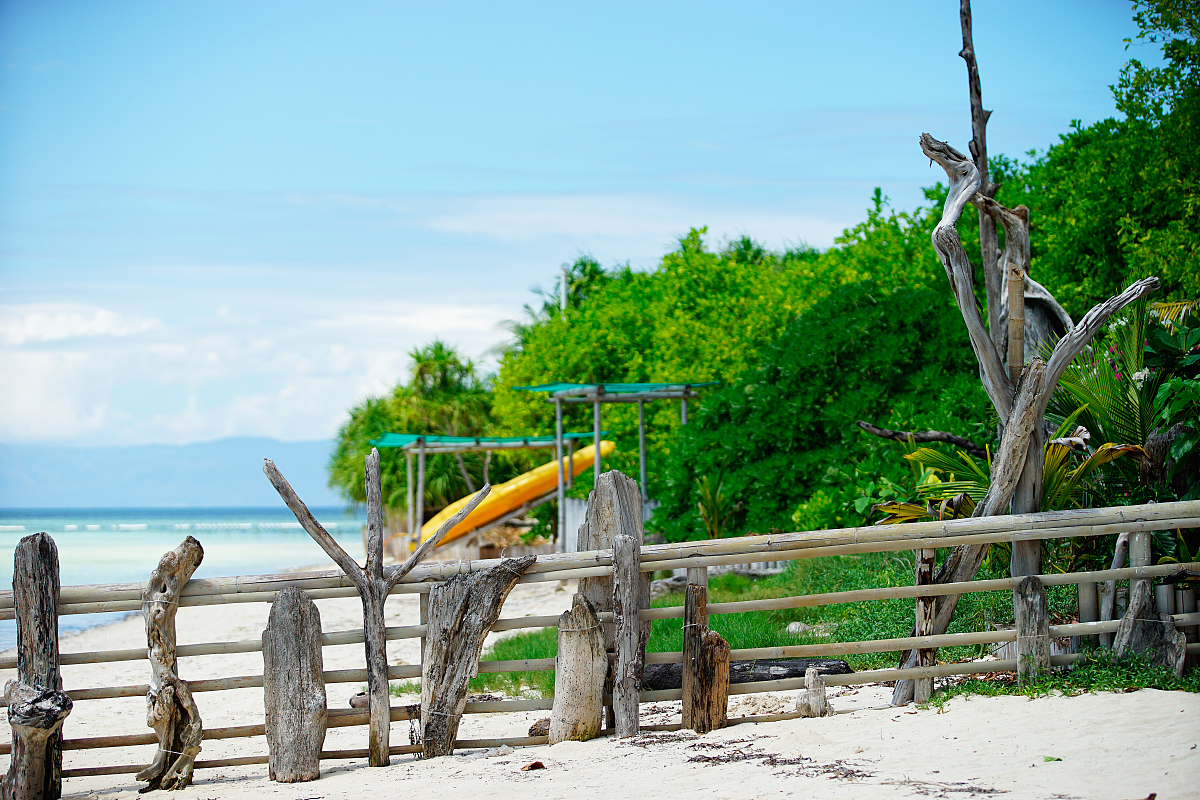 写篇标题为旅行让我收获了珍贵的人生经历 的1200字文章并重新取个小红书爆文标题