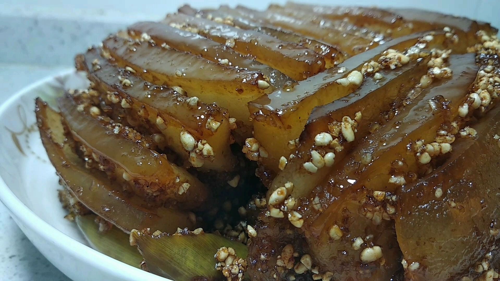 咸腊肉怎么做好吃,大叔用它做了一盘粉蒸肉。咸香软糯,太香了。