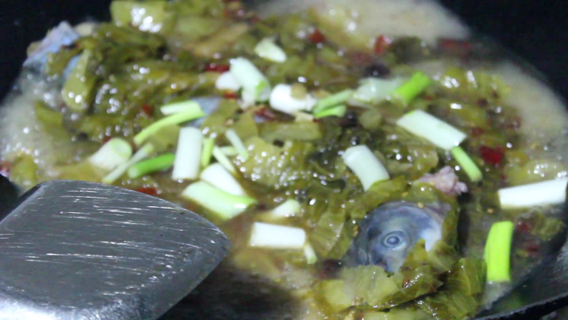 一大盘酸菜,一条清波鱼,往锅里一炖,太好吃了