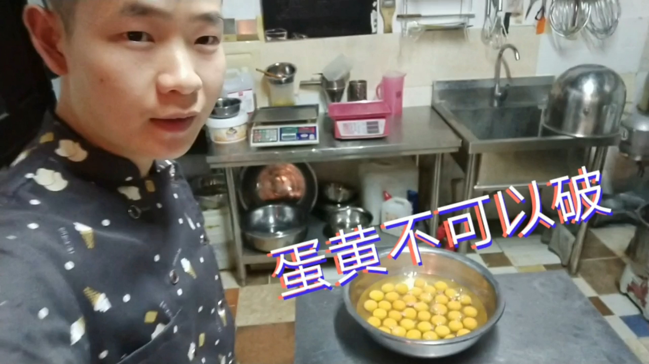 生日蛋糕除了抹奶油 装饰 还有重要的一步 烤胚子