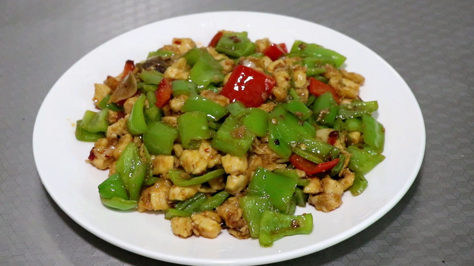 青椒鸡丁正宗家常做法,鸡肉滑嫩可口不粘锅,饭店大厨都这样做