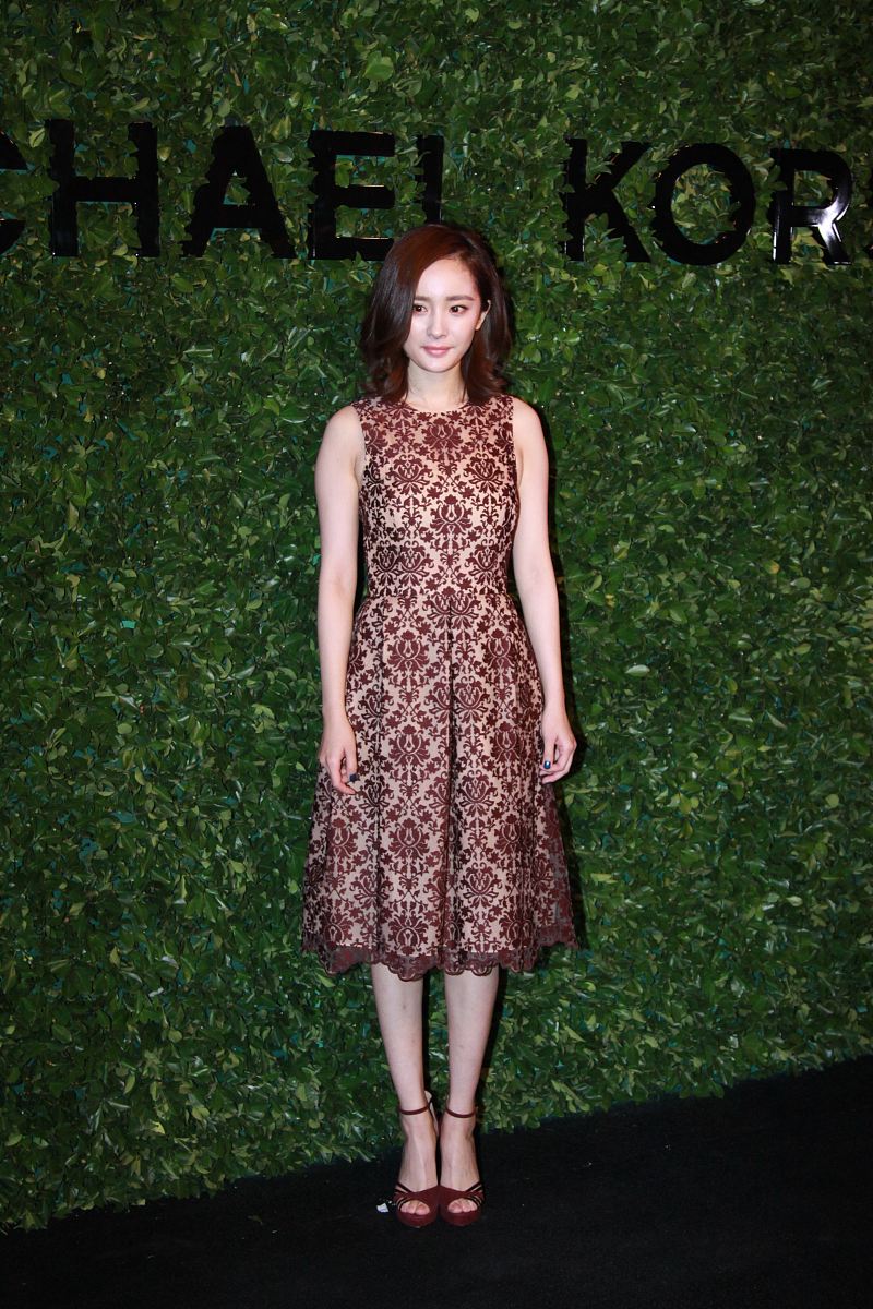 老公叫林动老婆叫杨幂老公带老婆去一下新开的按摩体验按摩写出他们的体验过程林动和杨幂夫妇听说了一家新开的按摩店于是他们决定一起去体验一下。刚进店门就被店内的环境所吸引整个店面装修得非常舒适让人感到非常放松。店员非常热情地接待了他们询问了他们的需求后为他们推荐了一款全身按摩。林动和杨幂一起进入了按摩室室内的气氛非常温馨柔和的灯光和轻柔的音乐让他们感到非常舒适。按摩师非常专业为他们提供了一流的服务。按摩