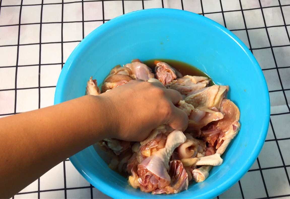 炖鸡时,有人焯水有人直接炖?其实都不对!大厨教你正确吃法