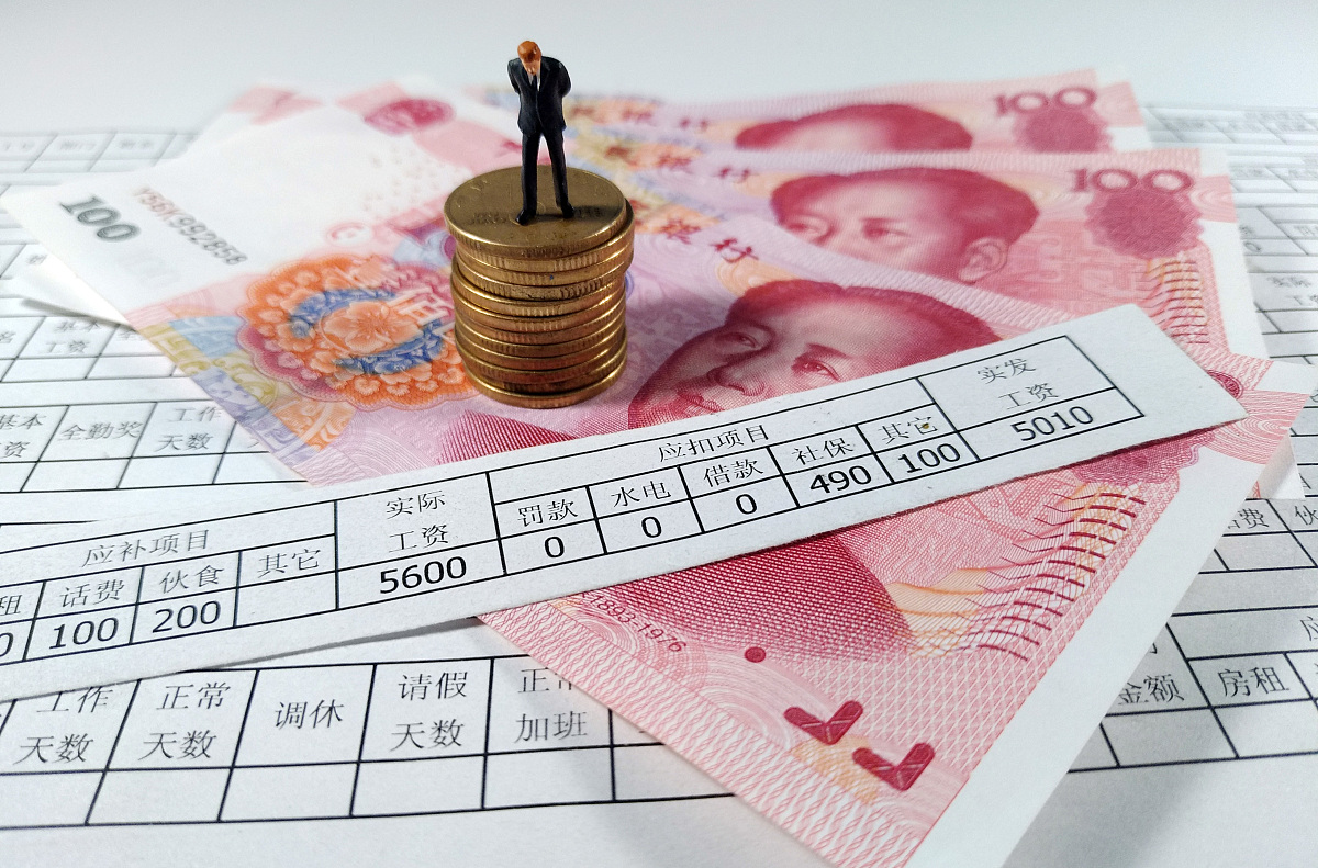 L公司发工资问题：最小工资额计算方法及C++实现