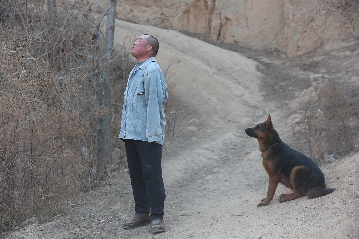 金钱与良心：一对朋友的价值观之争