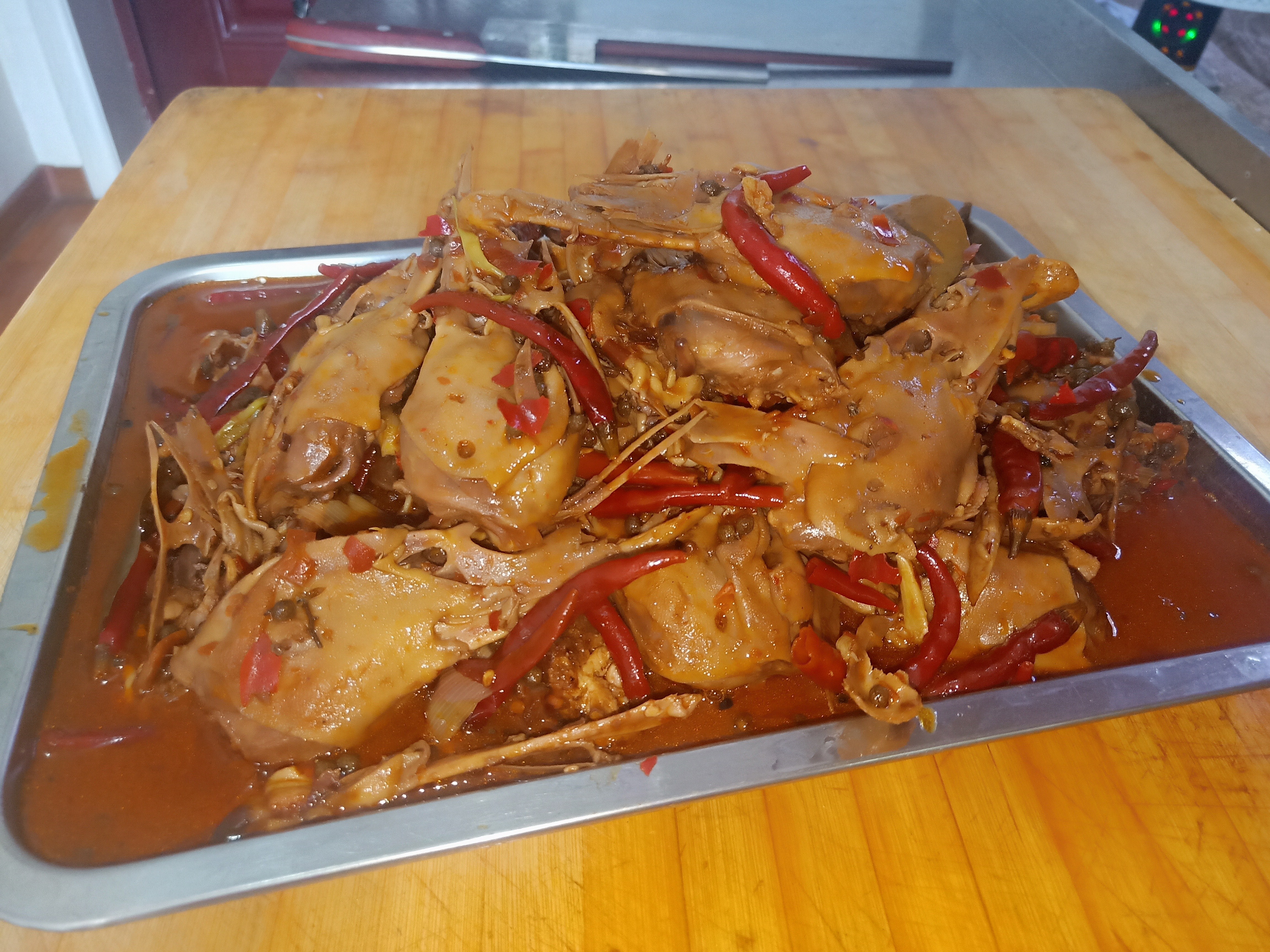 36元18个鸭头做了一大锅正宗麻辣鸭头,小伙喝着啤酒,吃着太爽了