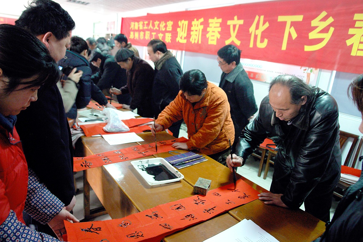 春在农夫锄下起的下联