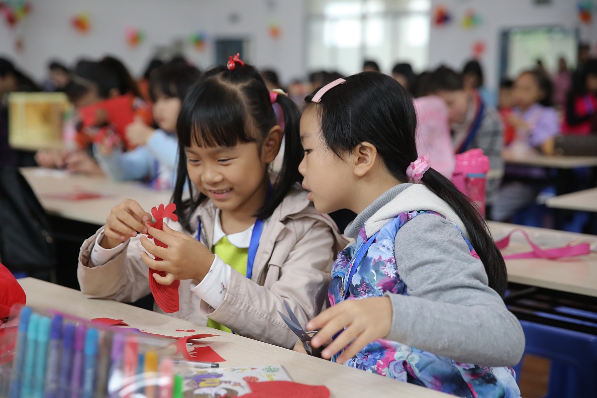 百钱买百鸡问题是这样的。一只公鸡值五钱一只母鸡值三钱三只小鸡值一钱。用一百钱买一百只鸡问公鸡、母鸡和小鸡各有多少只？使用 C++ 编程