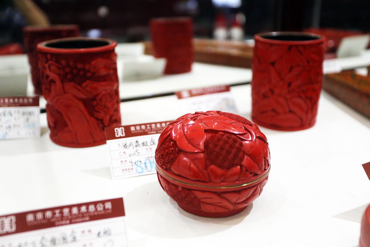 帮我写一份关于漆器得介绍300字左右