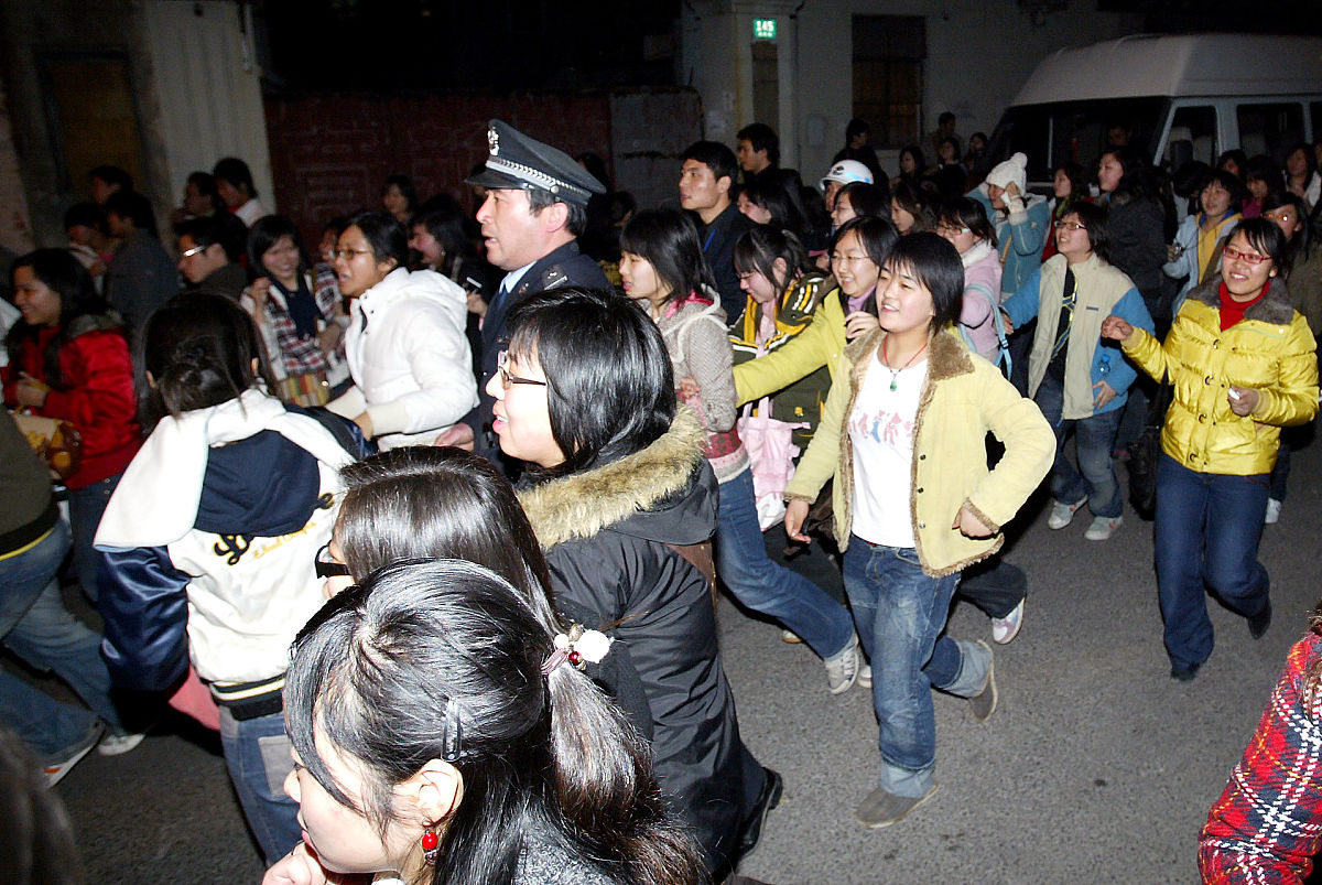 2007年2月6日晚,韩国乐队组合东方神奇在上海溧阳路拍摄广告,遭到400