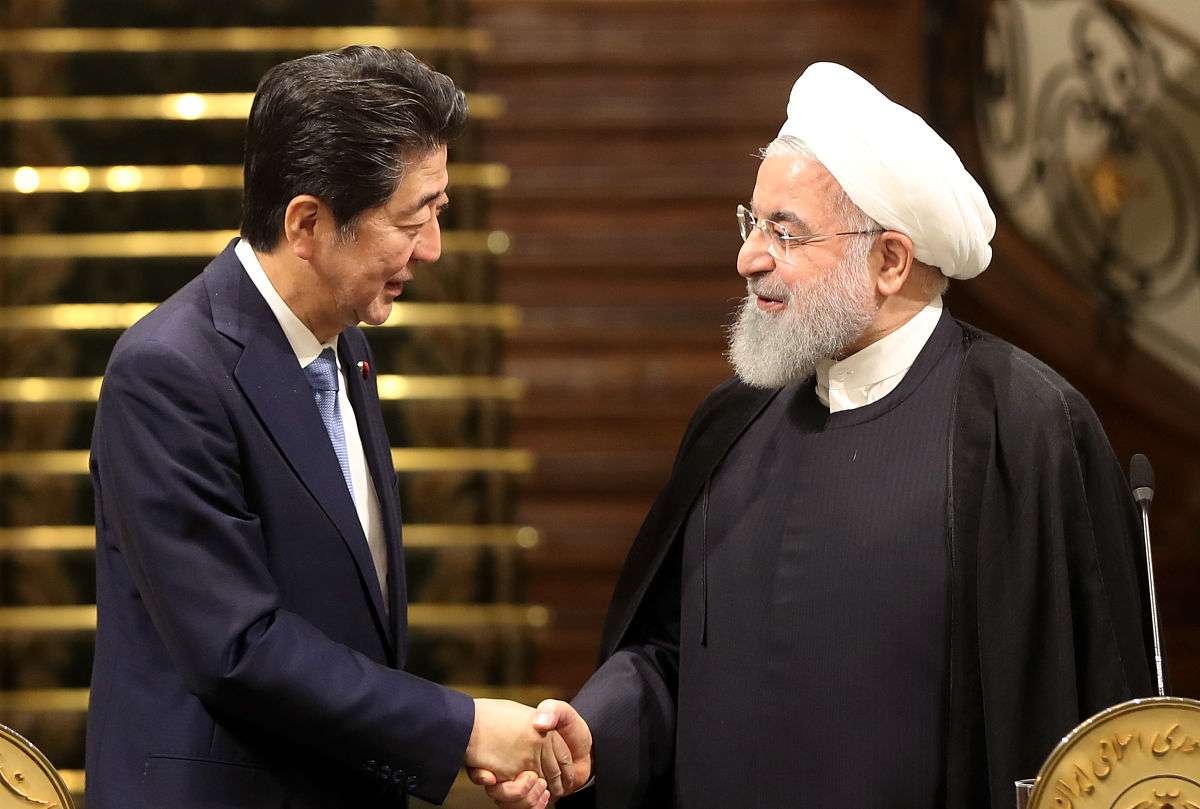 当地时间2019年6月12日,伊朗德黑兰,,日本首相安倍晋三与伊朗总统鲁哈