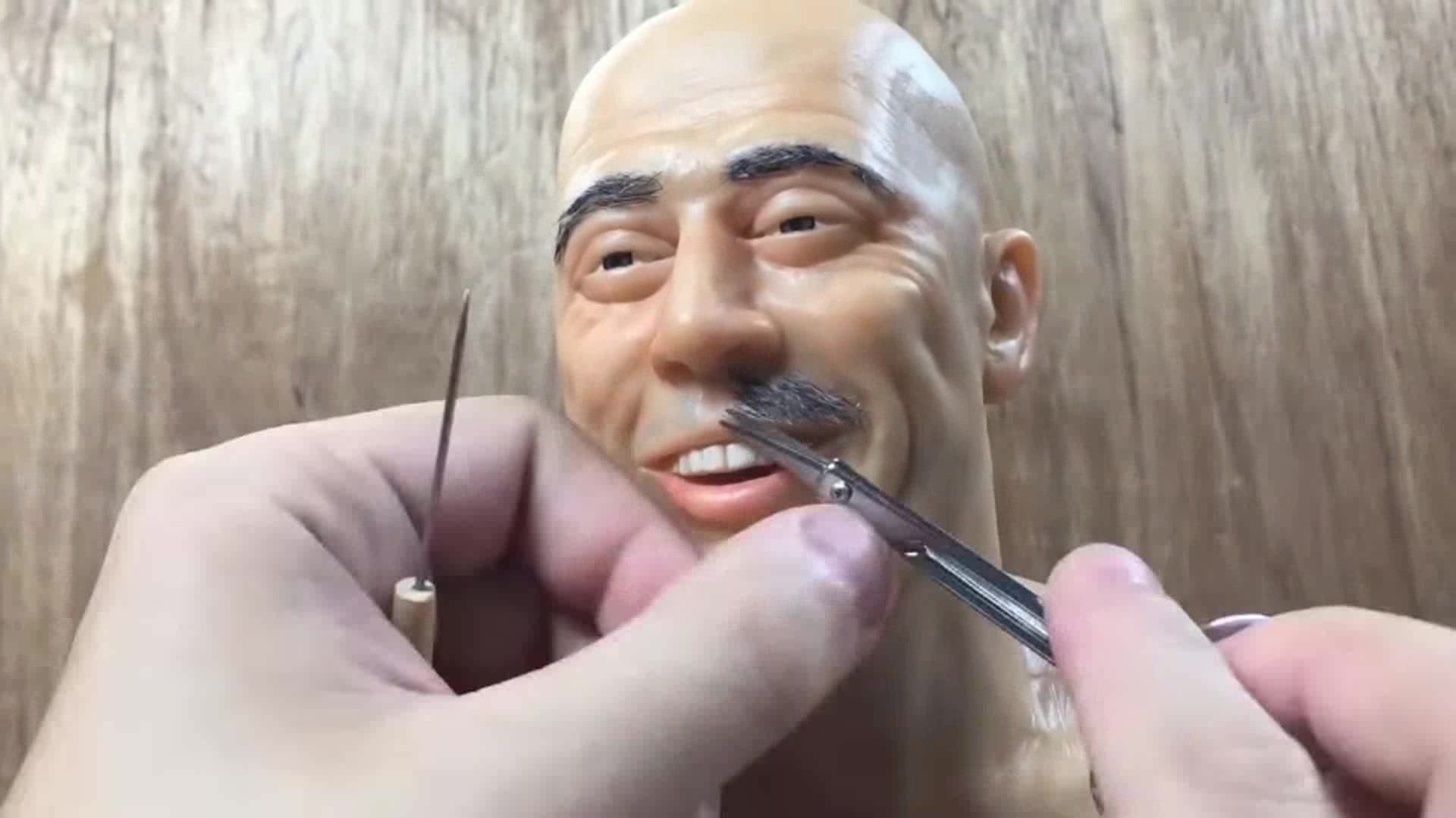 小伙手工制作一个芭比娃娃,将它美妆打造成行尸走肉中的尼根