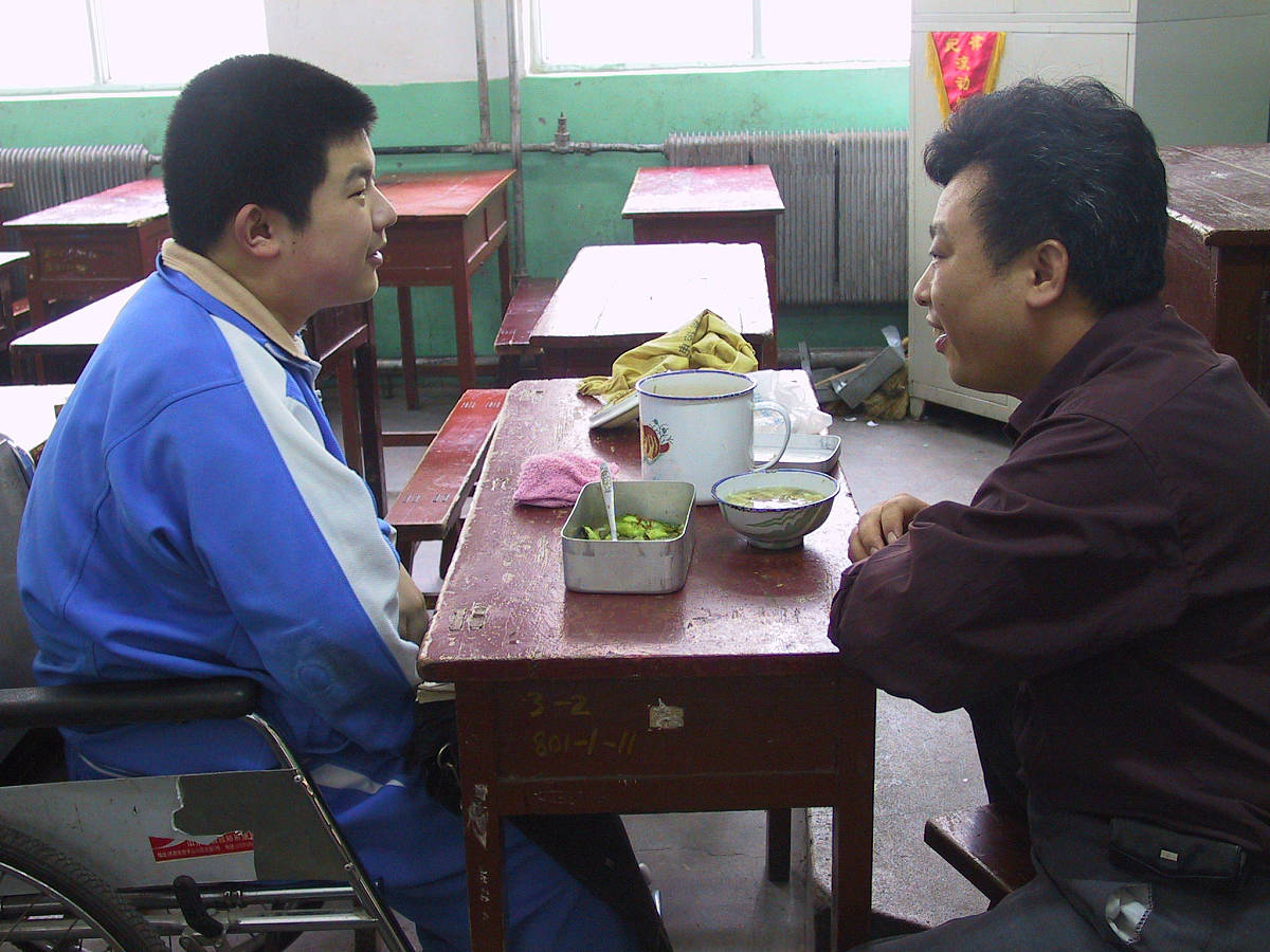 父亲每天中都来学校送饭并陪他吃饭,两人聊起世界杯的中国队员来挺投