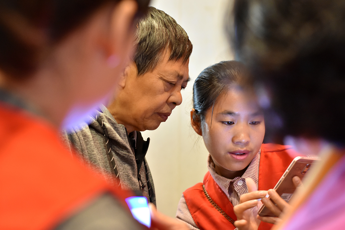 留守儿童小睿的故事：从自卑到自信的孩子王