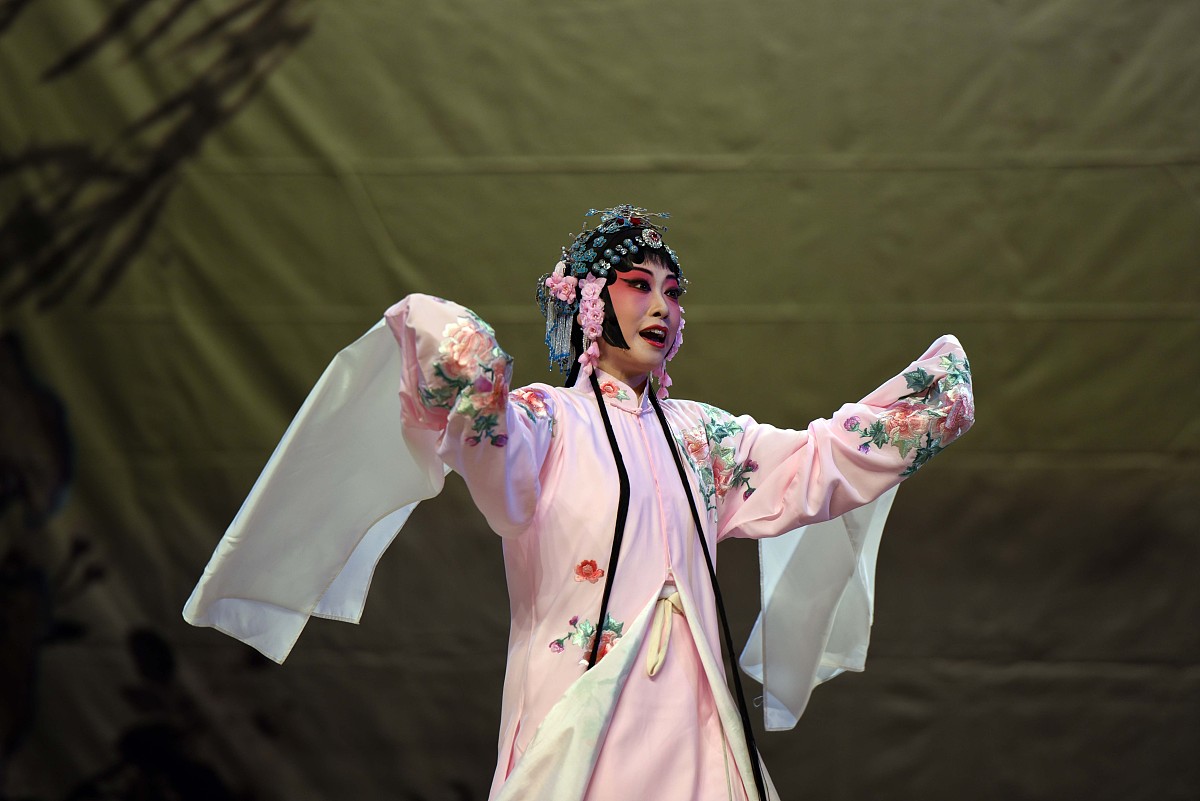 2015年8月29日,江苏淮安,昆曲摘锦版《牡丹亭》在淮首演.***_***