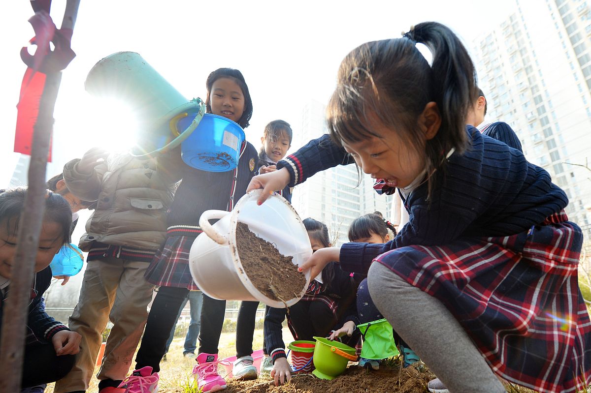 班级刷树白劳动：培养学生综合素质的有效途径