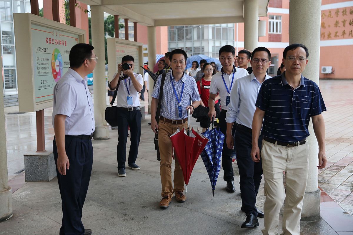 湘潭市中专学校申请许犇老师湘潭县教育局师训股股长