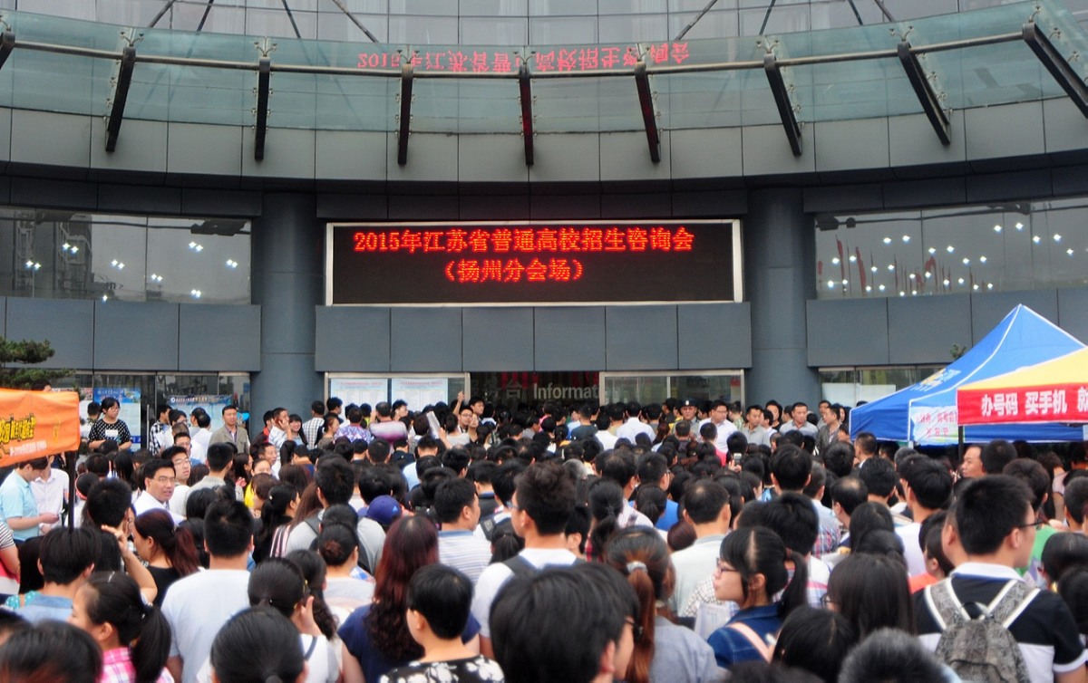 2019年春季行动暨渝鲁就业扶贫现场招聘会在重庆市酉阳县职业教育中心举行