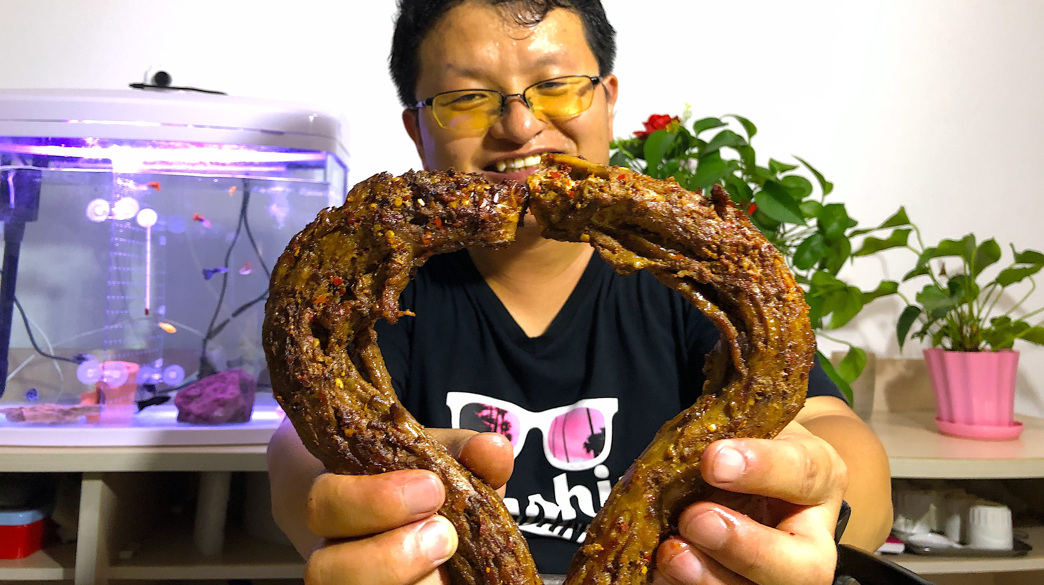 农村小哥教你这样做鸭脖吃,做法简单易学,鸭脖香辣味十足