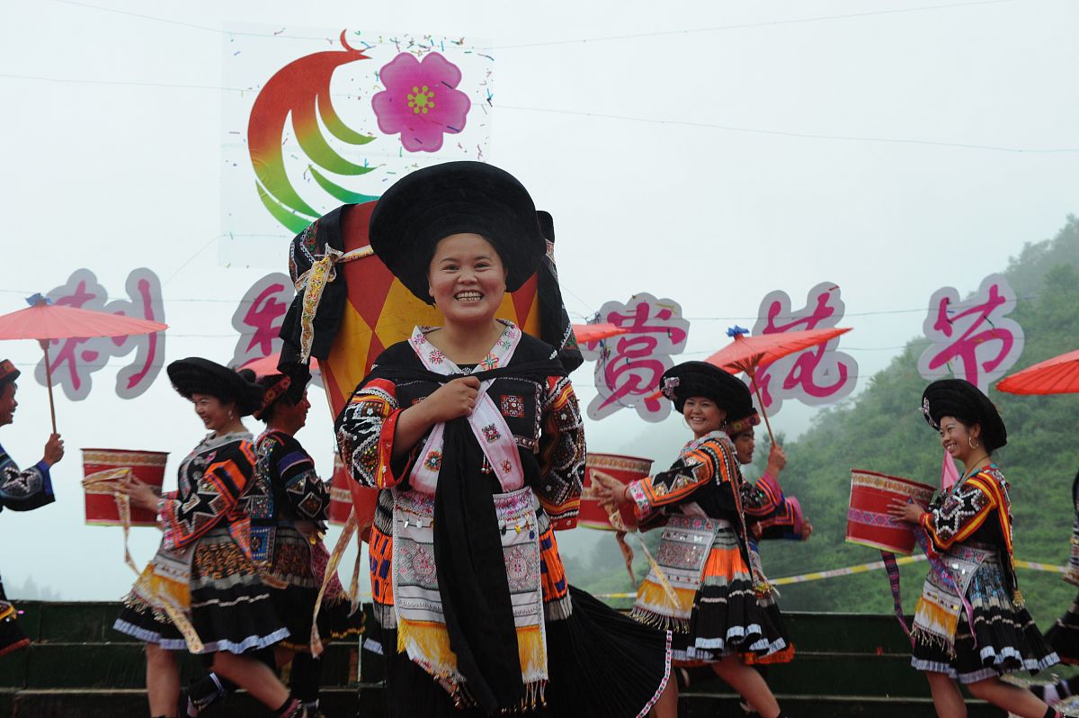 2009年5月29日,苗族青年载歌载舞欢度龙里刺梨花节开幕.+++_+++贵州,
