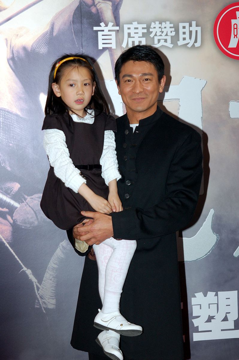 2008年4月1日,北京,电影《三国之见龙卸甲》首映红地毯.刘德华怀抱"小