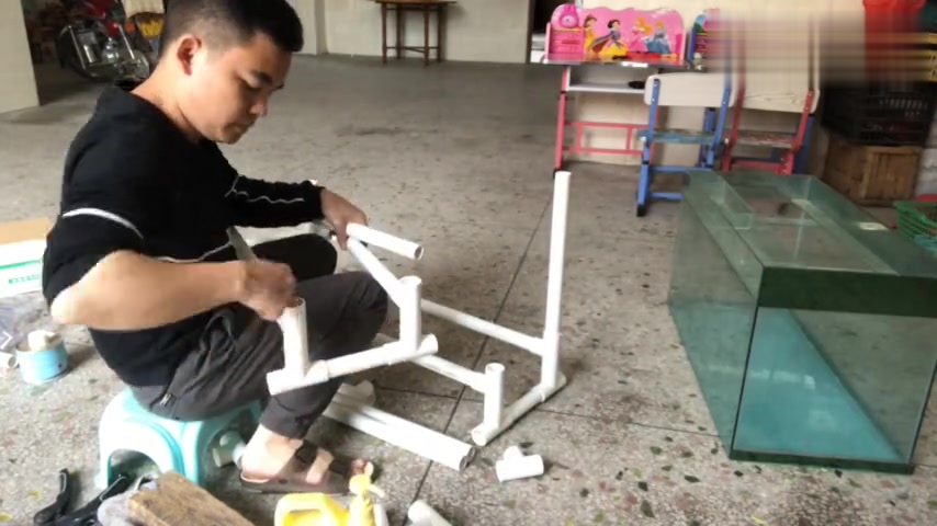 小伙自制做鱼缸,学会每个人都可以在家养鱼,农村城市都可以用!