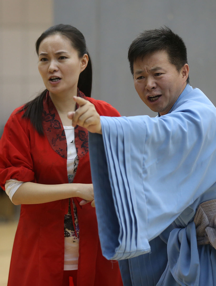 采用了倒叙和插叙的叙事手法内容上采用了总分总的表达形式。将上面这句话扩展到50词