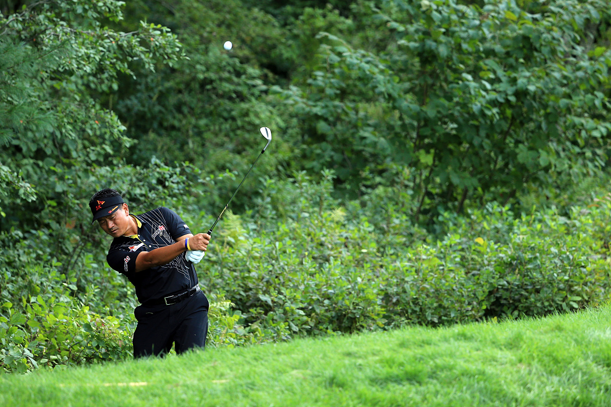 choi of south <strong>k</strong>orea plays a shot on the 18th hole during the