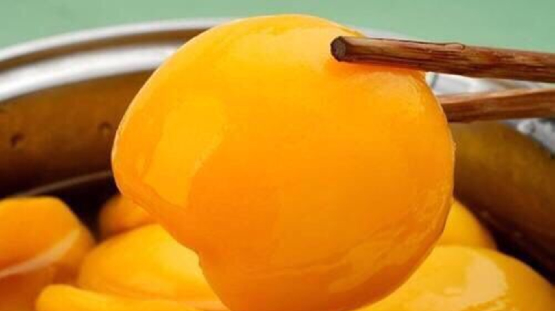 在家自制黄桃罐头,果肉甘甜,无任何添加剂,放一年不坏