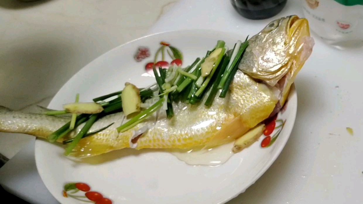 清蒸大黄鱼,制作超简单,味美少刺老人小孩最爱吃