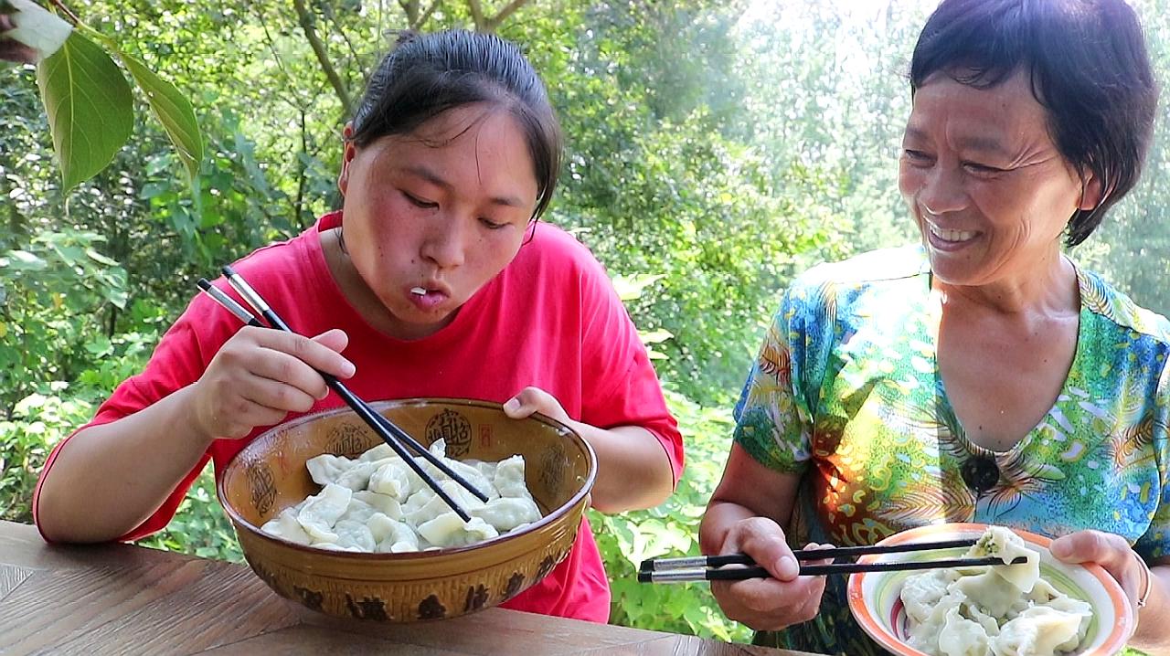 [图]三伏天，用它包饺子，鲜嫩爽口，胖妹吃了30个，比韭菜茴香都解馋