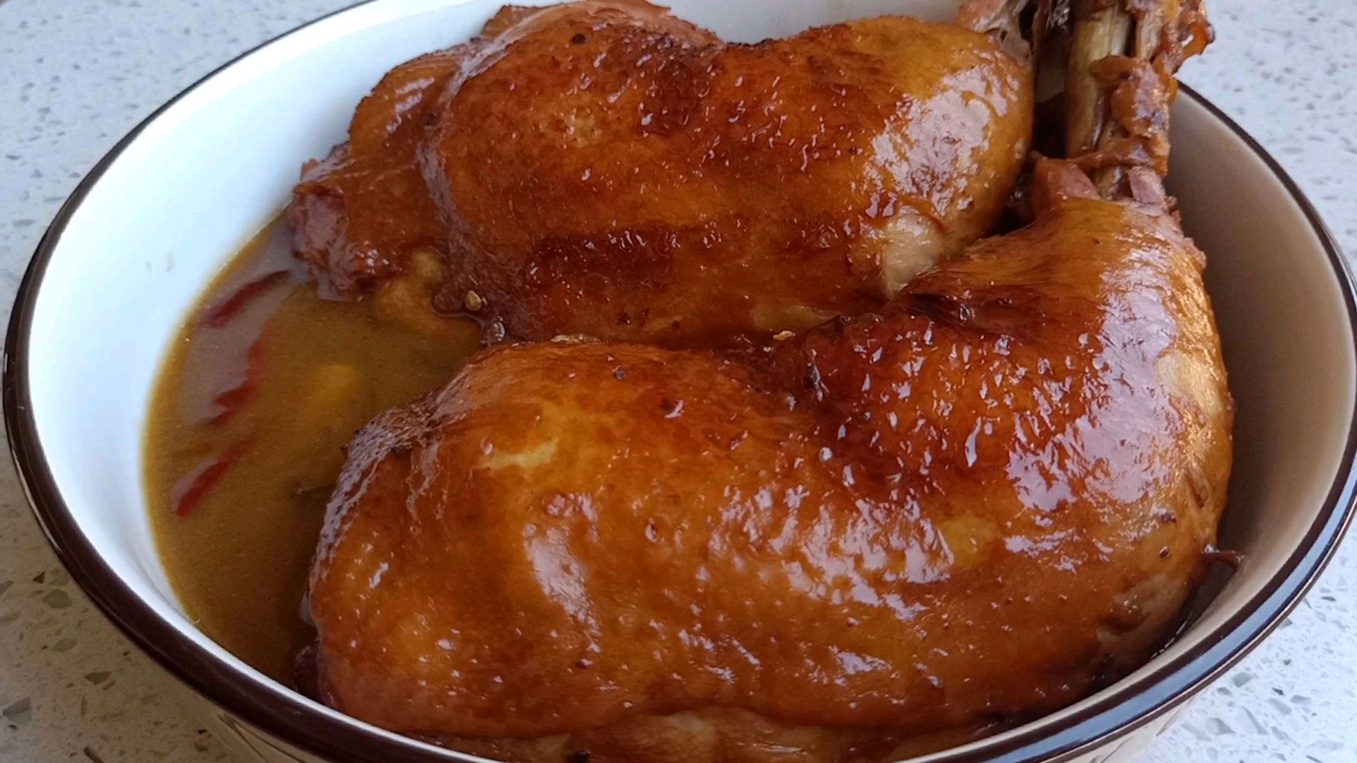 孩子爱吃鸡腿,油炸害怕上火,那就试试这样做色泽漂亮,口感软烂