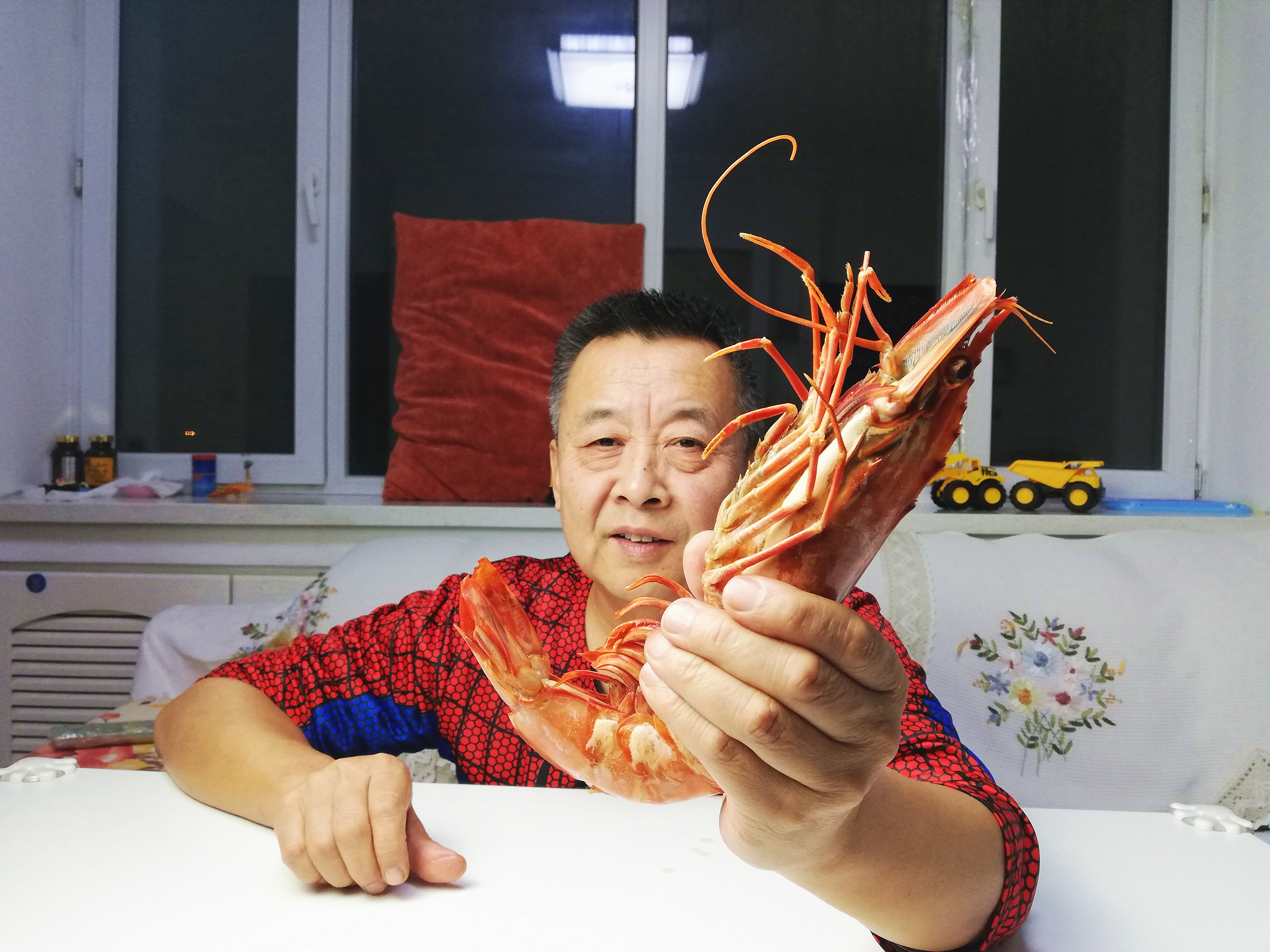 100元一只的大虾给老头吃撑了,每一口就像吃馒头一样