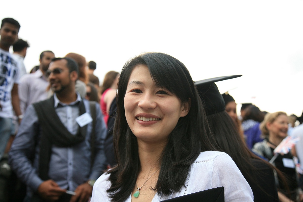 2012年5月30日,伦敦,250名来自100多个国家的留学生在英国伦敦齐抛毕
