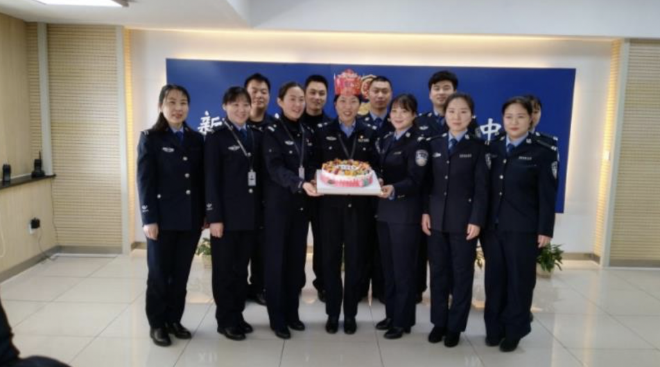 110女警除夕值班遇生日,同事“密谋”送蛋糕庆生