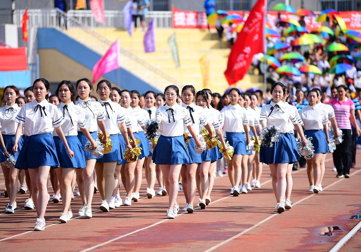 辽师运动会彩旗方队与花束方队：青春活力，精彩纷呈
