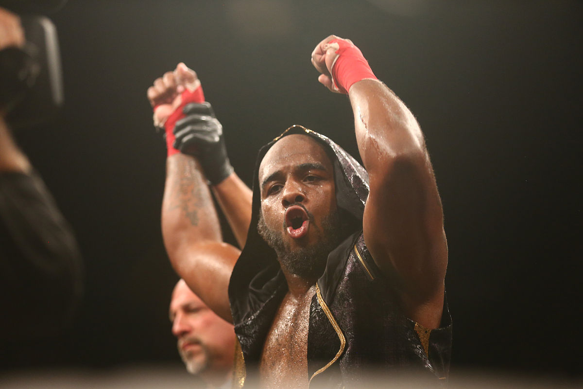 WWE：拳击娱乐盛宴，真实震撼体验！