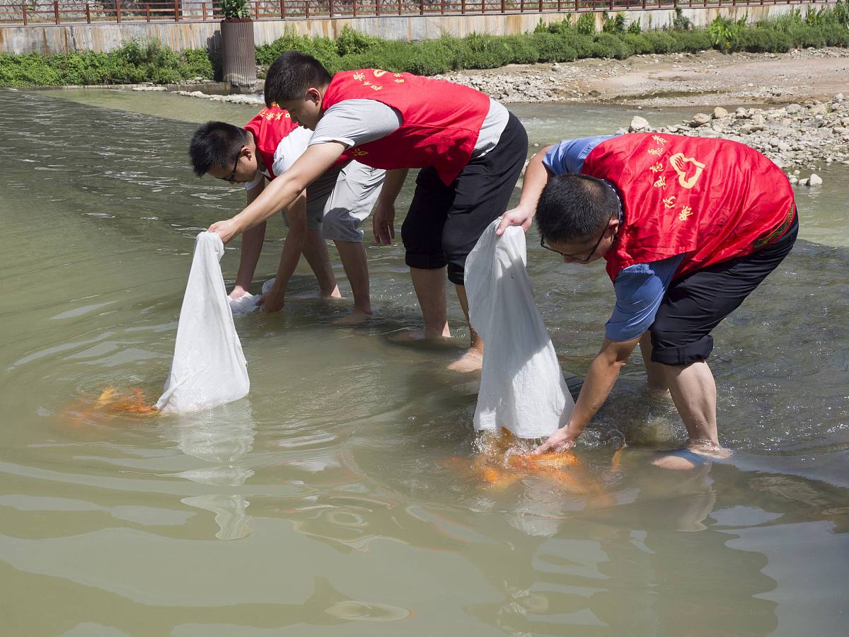 大学生志愿者防溺水宣传行动：走街串巷，守护生命安全