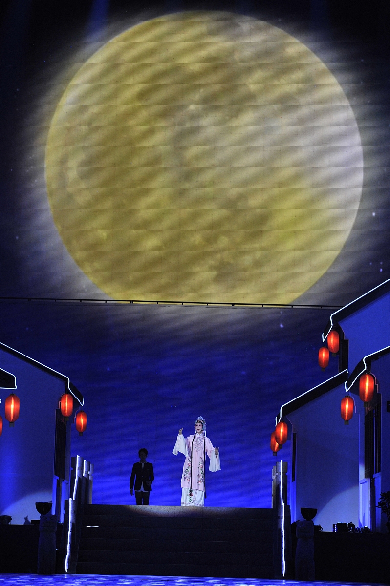 精彩节目串词：朗诵'春江花月夜'、情景剧'爱情公寓'、歌曲'七里香'