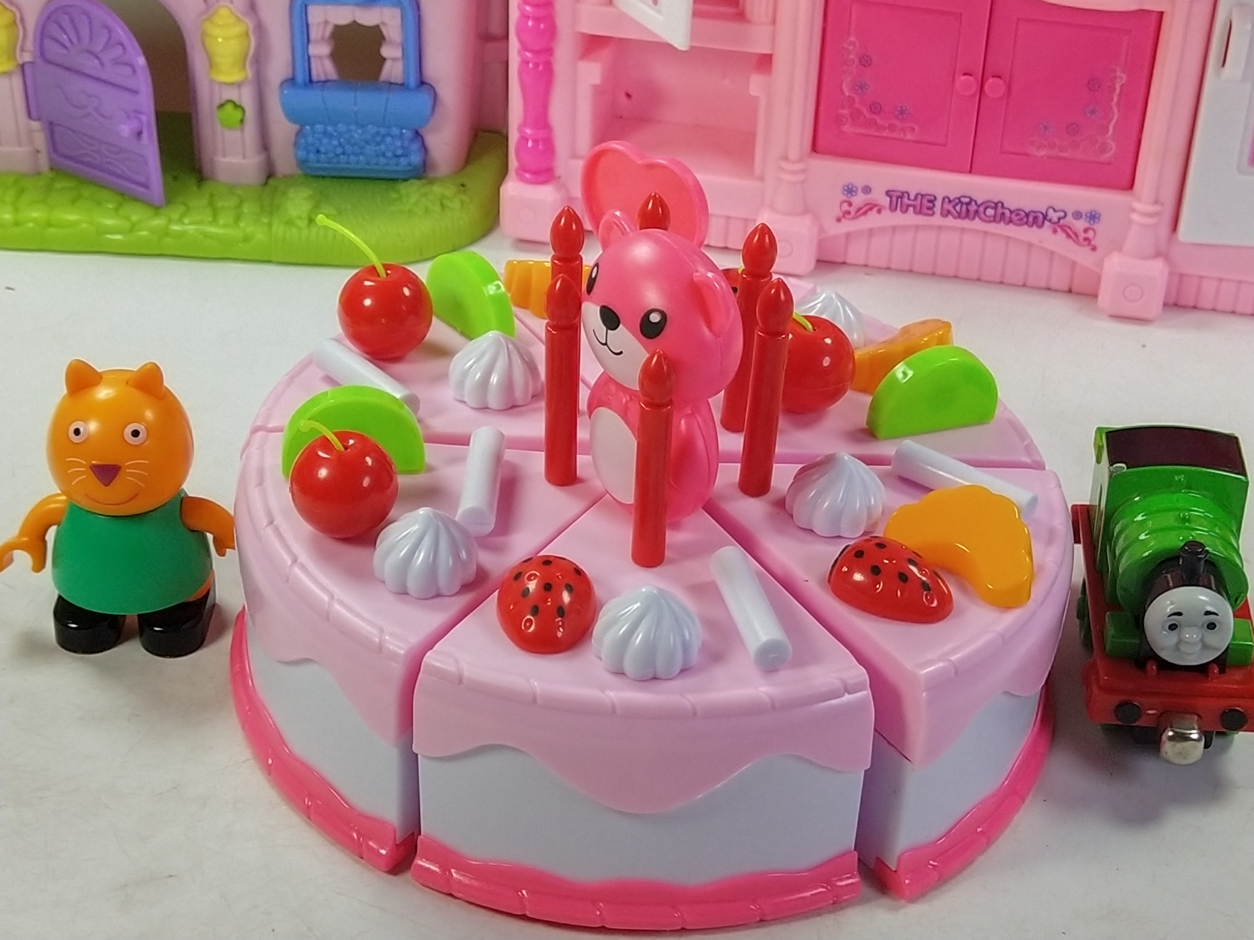 小猫凯迪和托马斯手工制作一个好吃的蛋糕