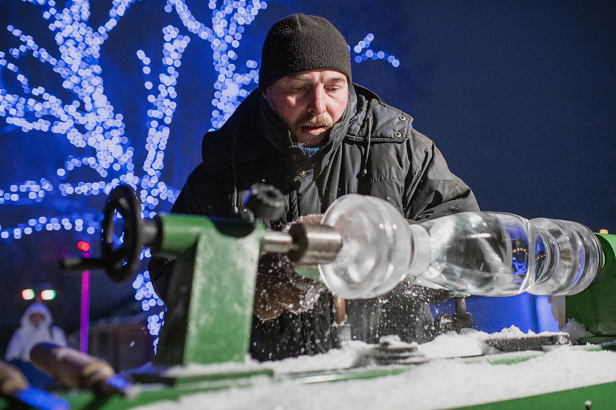 炎炎夏日，冰雕挑战！工匠38度高温下打磨冰杯！