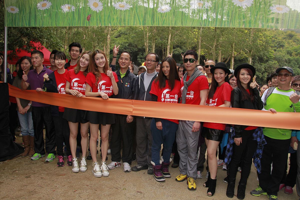 参照世上团建千千万产业团建NO1写一个团建标语