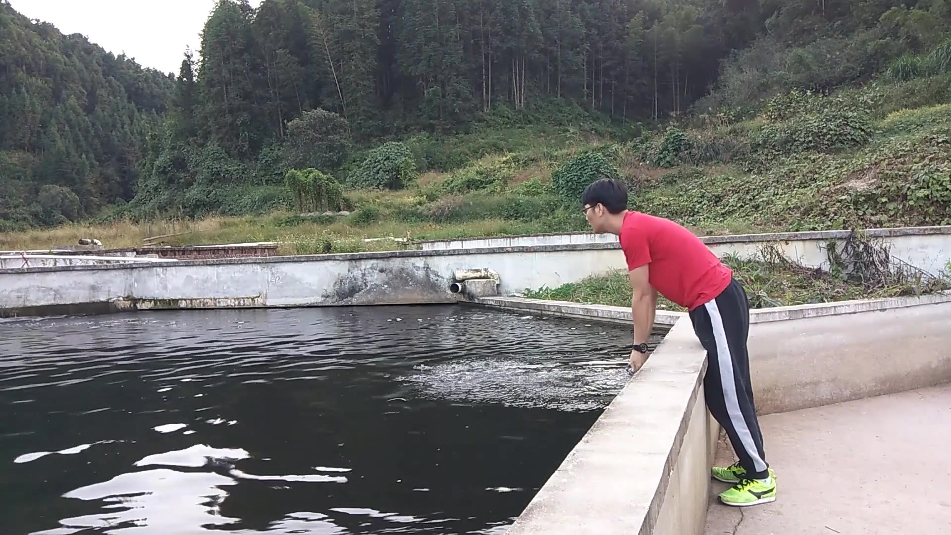 农村小伙去中华鲟鱼养殖基地,朋友不在,想吃它有点困难
