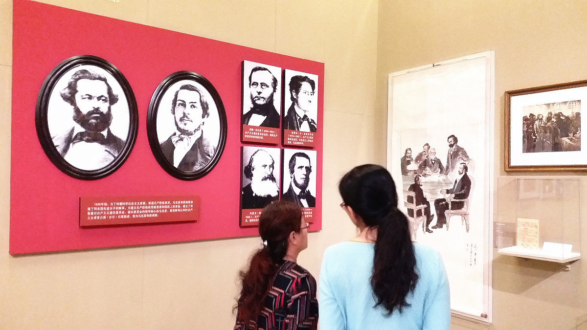 是不断发展的开放的理论始终站在时代前沿。选择一项：a 资本主义b 共产主义c 唯物主义d 马克思主义