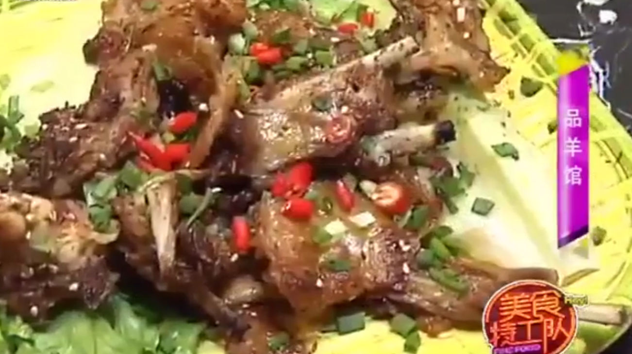 羊蝎子做锅底的火锅,再下一些现切的羊肉片,肉质很嫩滑非常鲜美