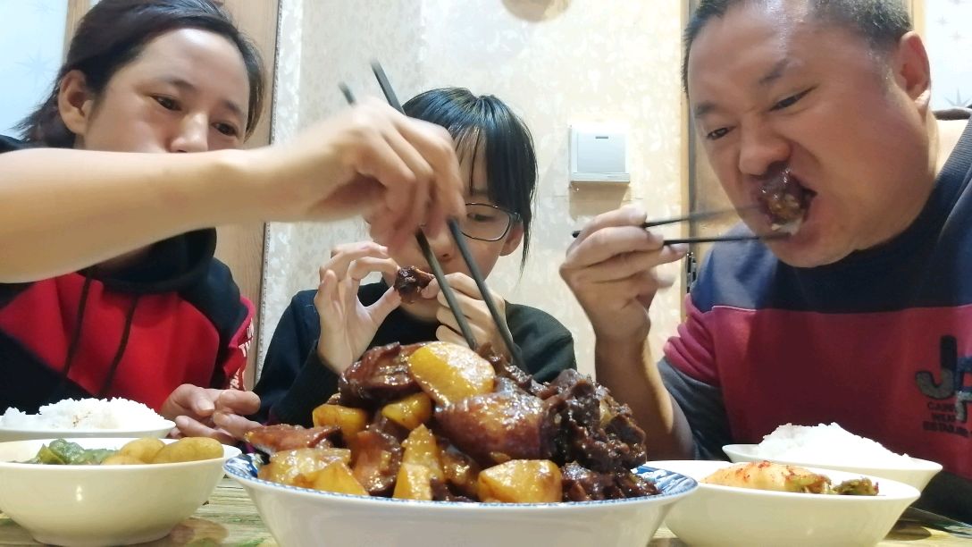 一大碗鸡肉炖土豆,看着就馋人,农村大哥这做法真下饭