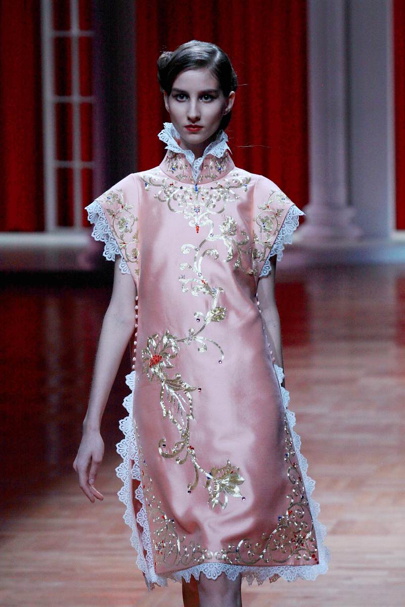我的服装作品以《金陵十三钗》为灵感 请为这个作品写一下设计